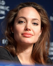 Beaut de star: Conseils beaut de Angelina Jolie pour lvres pulpeuses